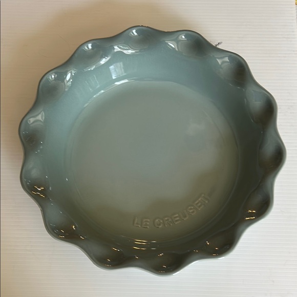 Le Creuset Other - NWT Le Creuset Sea Salt 23 cm / 9” round fluted edge pie dish
